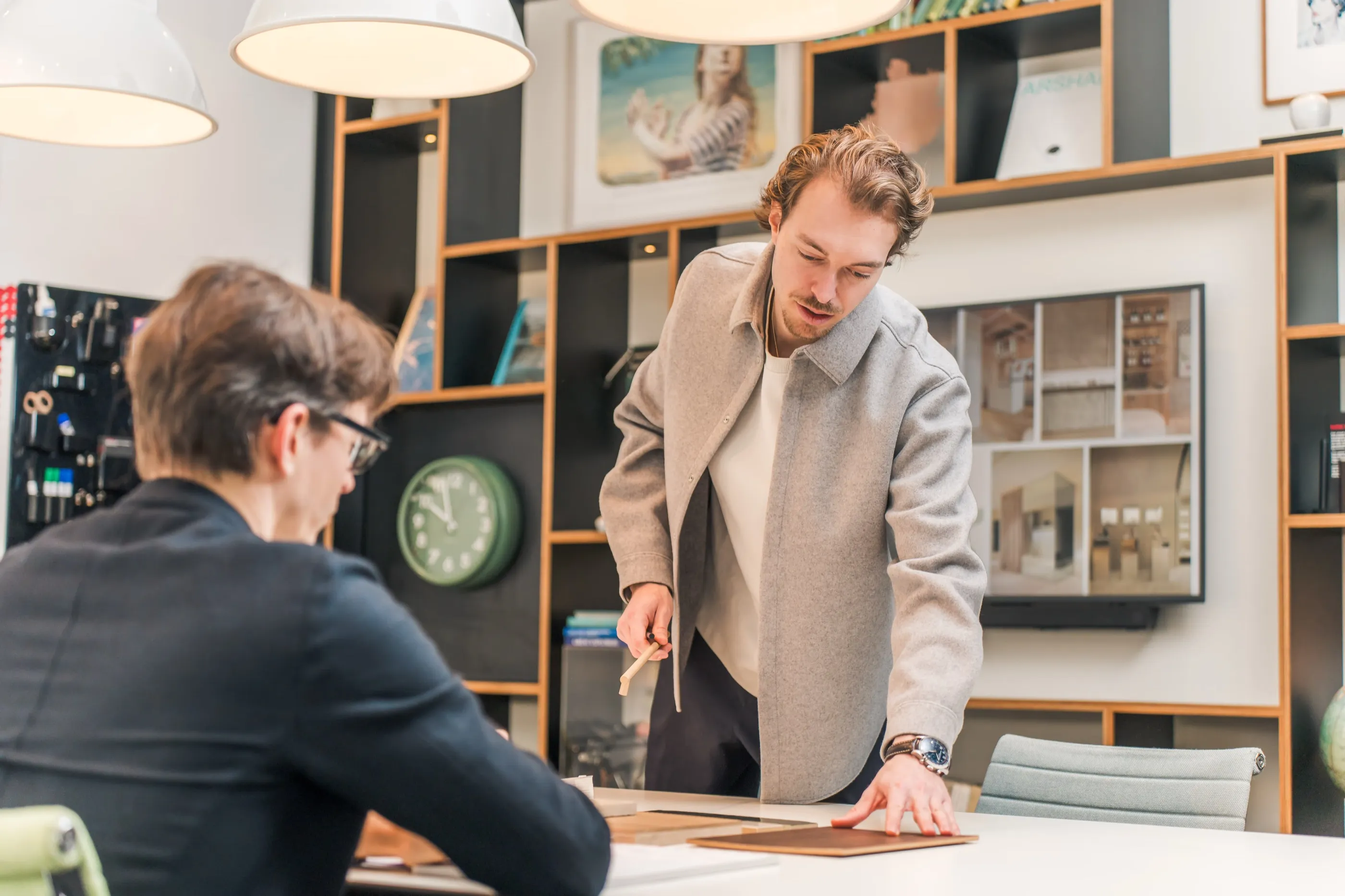 Innenarchitekt Manuel Schuppisser bei der Arbeit, fotografiert von allkind