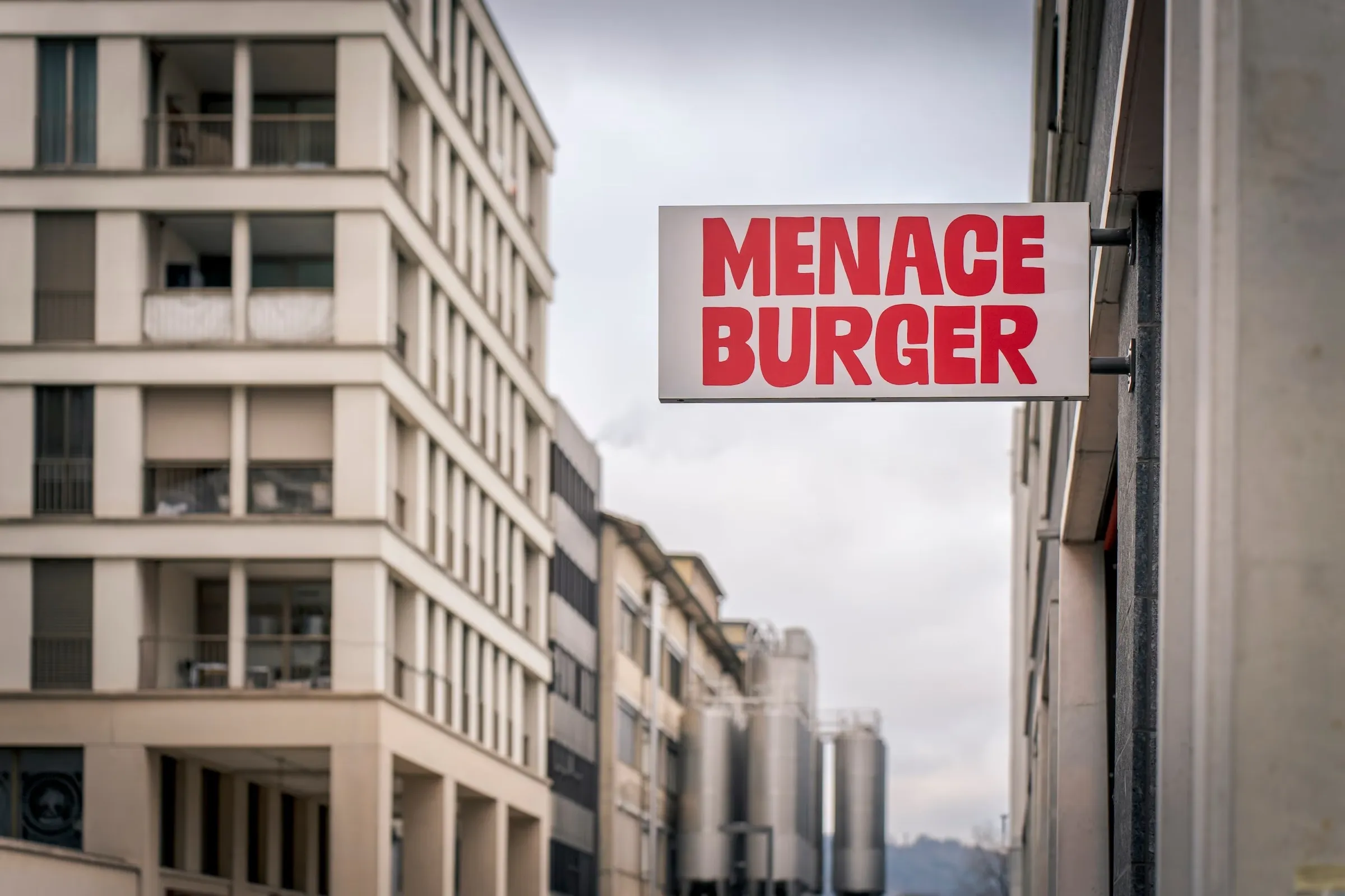 Schild von Menace Burger an der Fassade in Dietikon