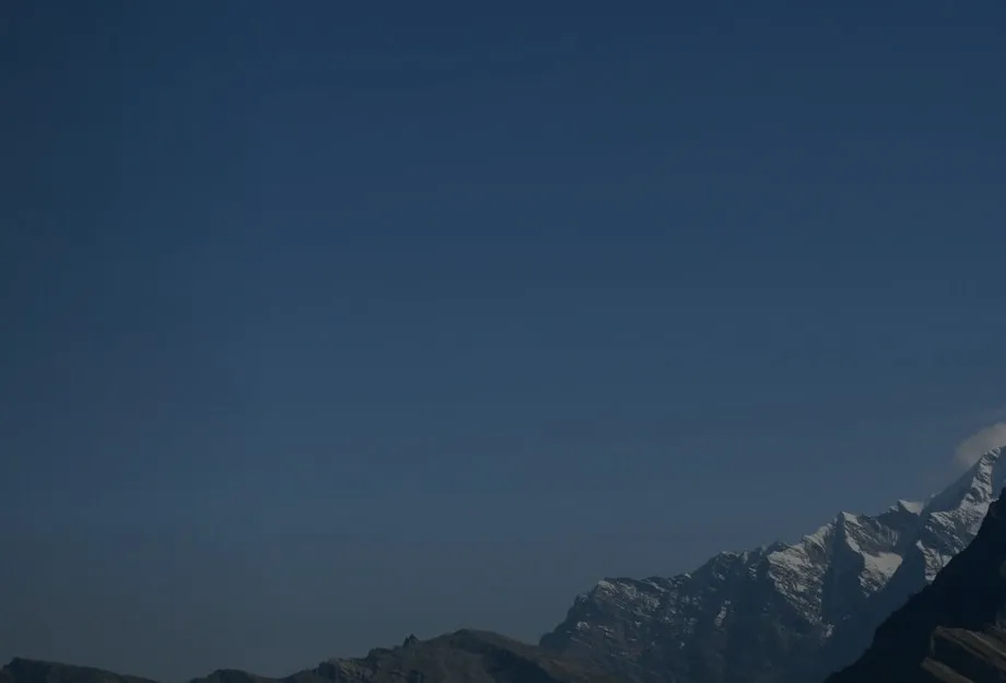 Bergpanorama mit Schneegipfeln unter blauem Himmel